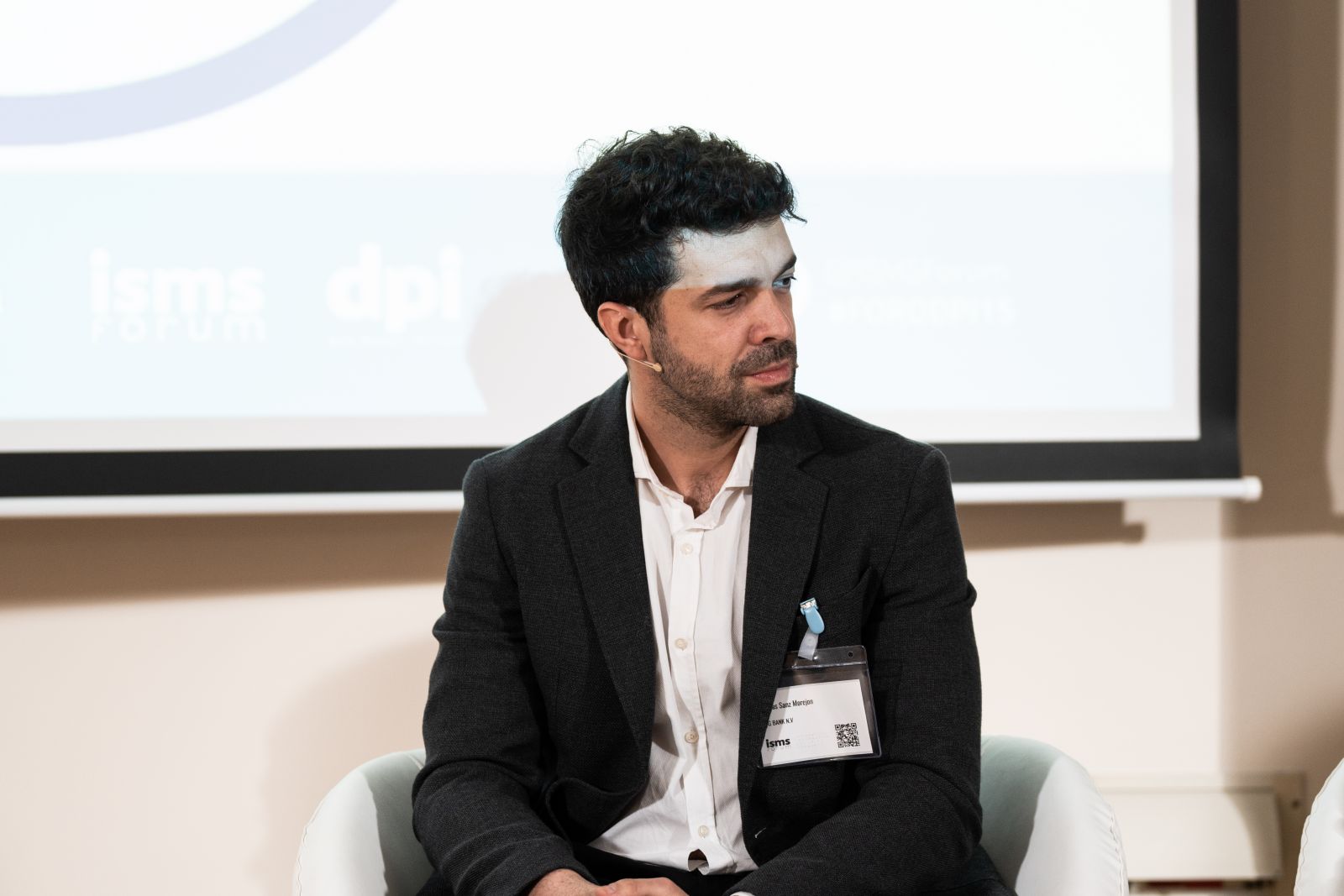 Hombre sentado en un escritorioDescripción generada automáticamente con confianza media